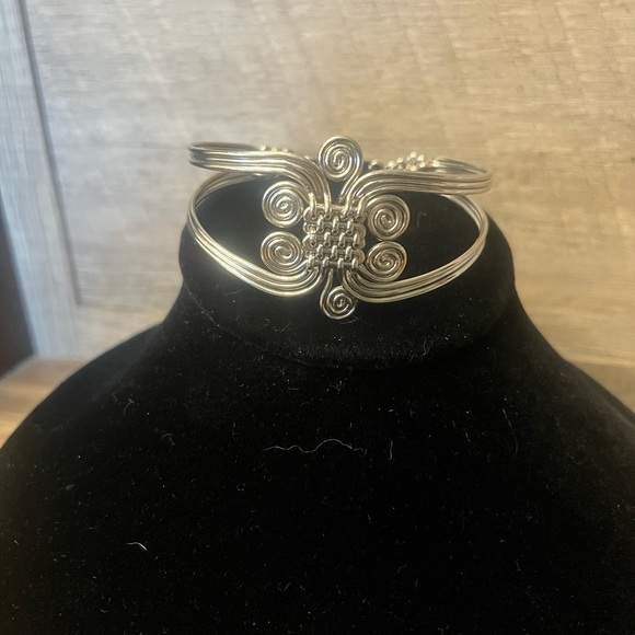 Elegant Silver Spiral Zephyrs Bracelet - Picture 1 of 6